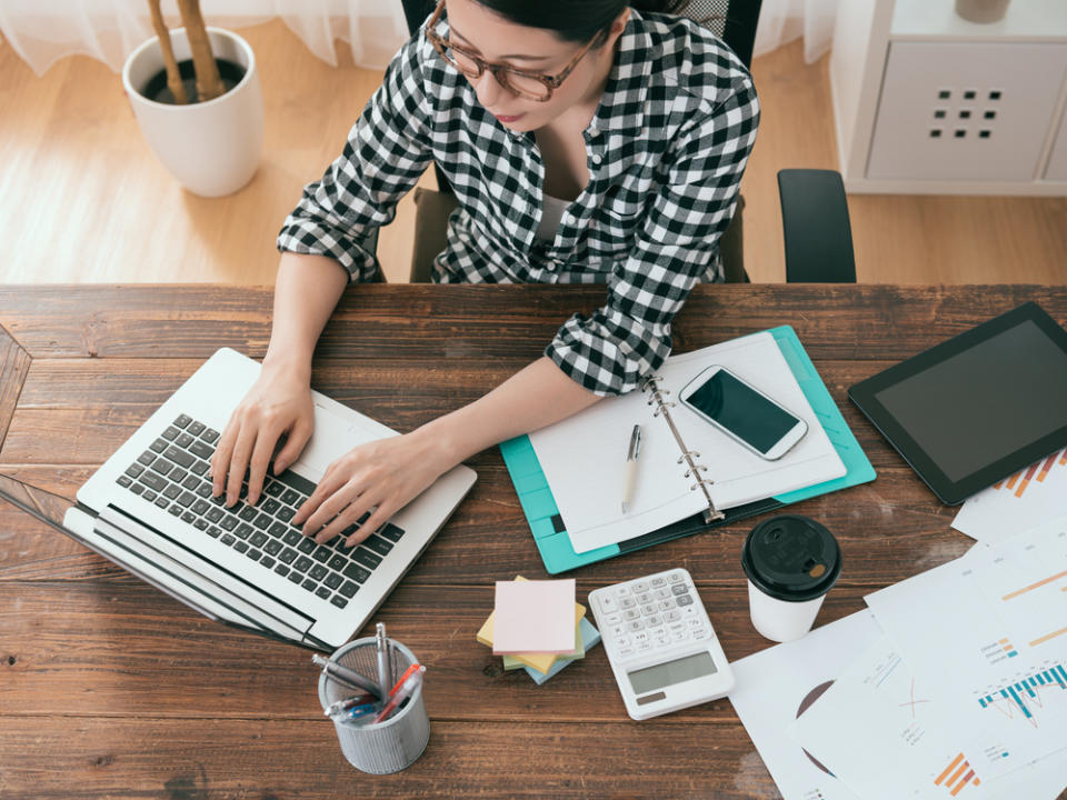 Vielen fehlt im Homeoffice der persönliche Kontakt mit Kollegen. (Bild: PR Image Factory / Shutterstock.com)