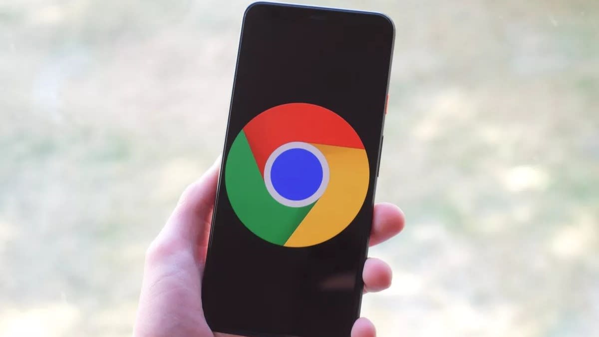  Google Chrome logo on a phone screen. 