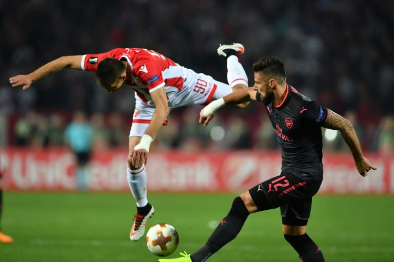 Arsenal's forward Olivier Giroud (R) vies with Belgrade's defender Vujadin Savic (L) during the UEFA Europa League football match October 19, 2017