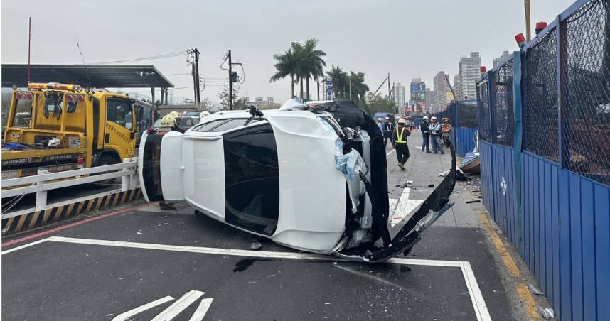 陳女開車時疑似因精神不濟，導致整台車無情翻覆，所幸並無人員傷亡。（圖／警方提供）