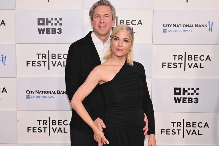 Selma Blair, enfundada en un vestido negro y un look minimalista, fue muy bien acompañada a la gala de inauguración del Festival de Cine de Tribeca