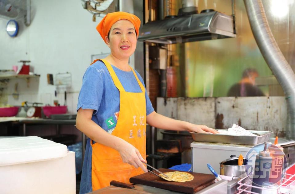 老闆娘高麗跟同是河南人的老闆王天柱，學得一手做麵點的手藝。