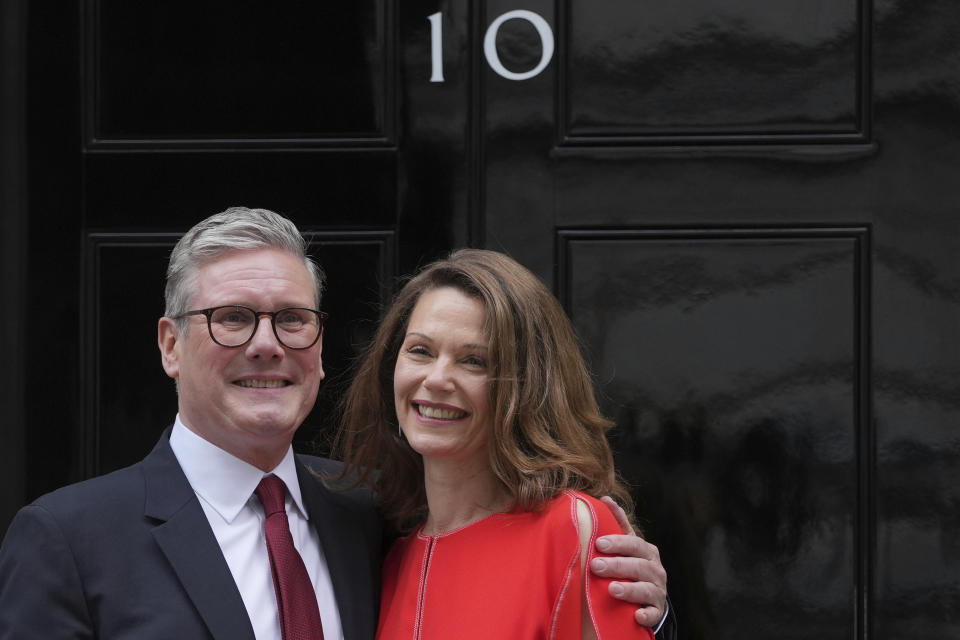 El nuevo primer ministro británico Keir Starmer y su esposa Victoria posan para los medios de comunicación en la entrada del número 10 de Downing Street en Londres, el viernes 5 de julio de 2024. (AP Foto/Kin Cheung)