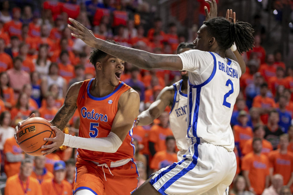 Florida guard Will Richard (5) passes around Kentucky Wildcats forward Aaron Bradshaw (2) during the first half of an NCAA college basketball game Saturday, Jan. 6, 2024, in Gainesville, Fla. (AP Photo/Alan Youngblood)