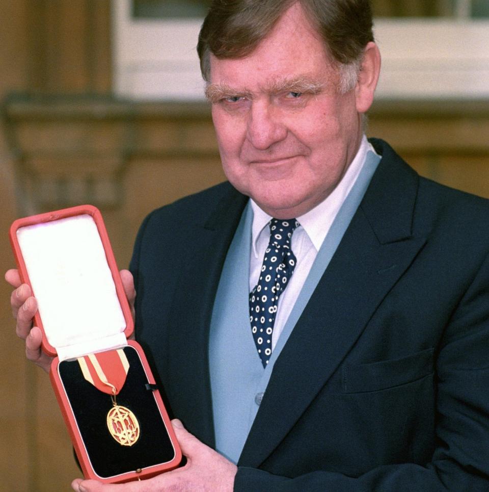 Sir Bernard Ingham, ex secretario de prensa de Margaret Thatcher, después de recibir su título de caballero - PA Images / Alamy Stock Photo