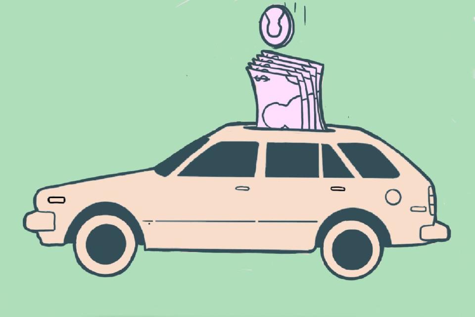 Иллюстрация денег, вставленных в крышу автомобиля.