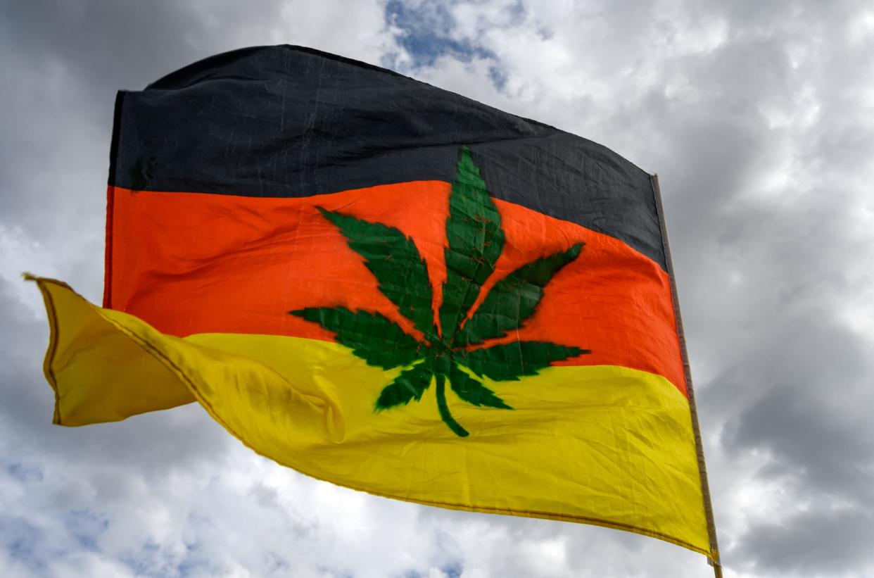 Drapeau allemand frappé d'une feuille de cannabis.  - John MacDougall