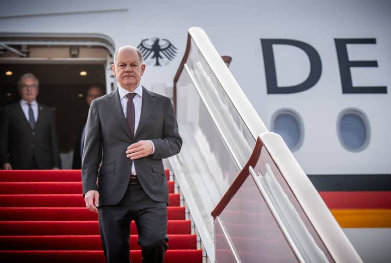 German Chancellor Olaf Scholz gets off the plane at Chongqing Airport in China. Scholz's trip to Chongqing, Shanghai and Beijing will focus on economic relations with the world's second-largest economy, the war in Ukraine, the conflict over Taiwan and the human rights situation in China. Michael Kappeler/dpa