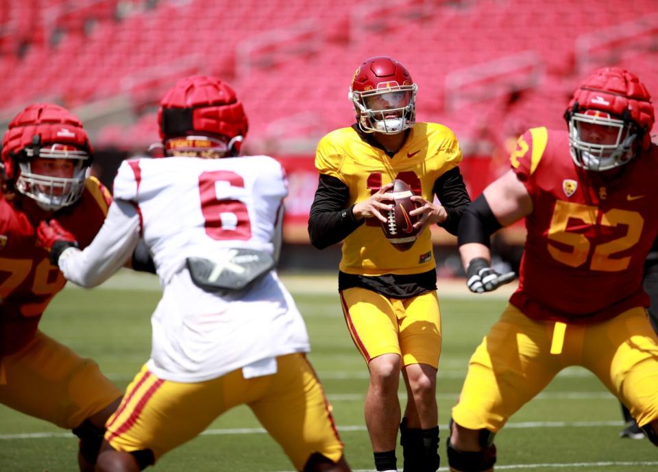 USC quarterback Caleb Williams takes the snap before connecting on a touchdown pass to Mario Williams.