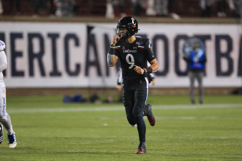 CINCINNATI, OH - DECEMBER 19: Cincinnati Bearcats quarterback Desmond Ridder (9) in action during the AAC Championship game against the Tulsa Golden Hurricane and the Cincinnati Bearcats on December 19, 2020, at Nippert Stadium in Cincinnati, OH. (Photo by Ian Johnson/Icon Sportswire via Getty Images)