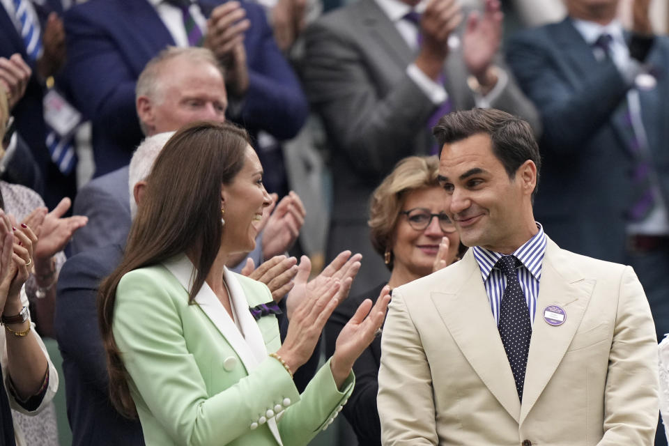 Roger Federer en el Palco Real junto a la princesa Catalina en la Cancha Central del torneo de Wimbledon, el martes 4 de julio de 2023, en Londres. (AP Foto/Alberto Pezzali)