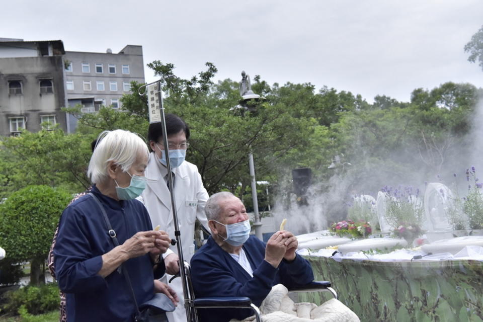 資深慈濟人楊燕港師兄、楊陳素英師姊在住院期間特地下樓參與浴佛活動，祈願身體康健。