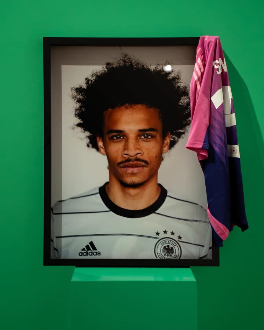 Leroy Sané, presentado como una obra de arte por la galería Schirn, de Frankfurt, convocado a la selección de Alemania