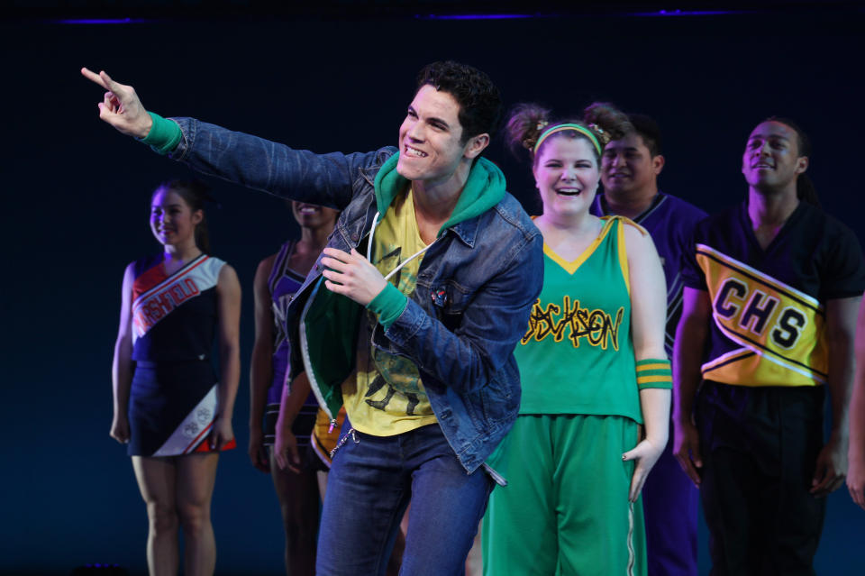 Jason Gotay es quizá el que menos experiencia tenga de los protagonistas aunque sí ha trabajado en el mundo del teatro. La imagen muestra al actor durante una representación de 'Bring it On: The Musical' en Broadway. (Foto: Walter McBride / Getty Images)