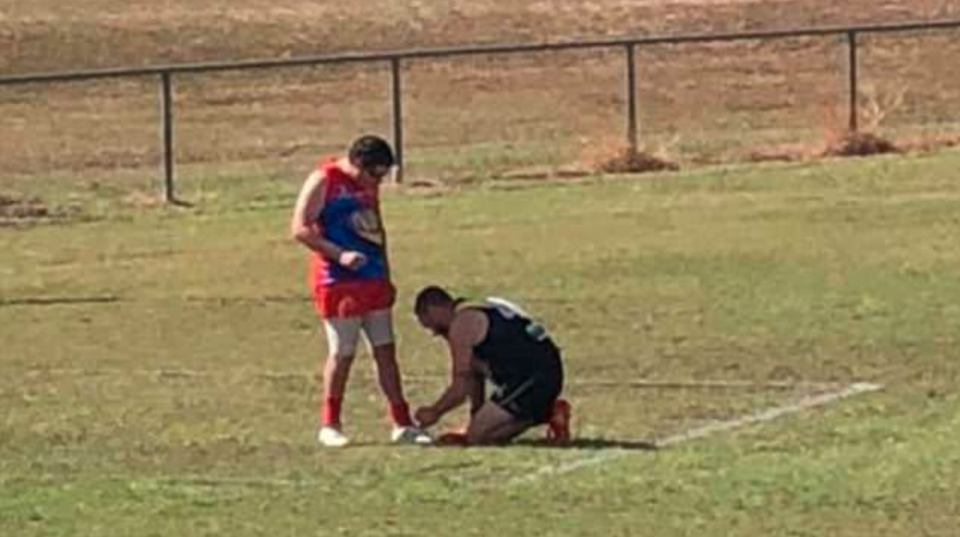 A Hermit Park player ties the shoelaces of his disabled rival. Pic: Twitter@GibsonBarry