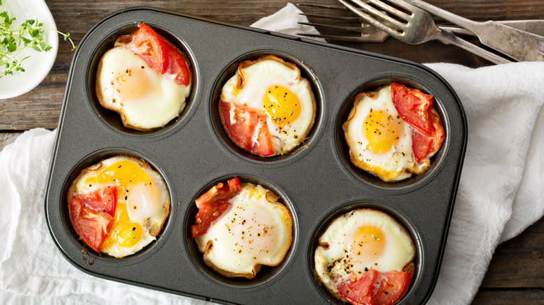 bacon egg and tomato in muffin tin