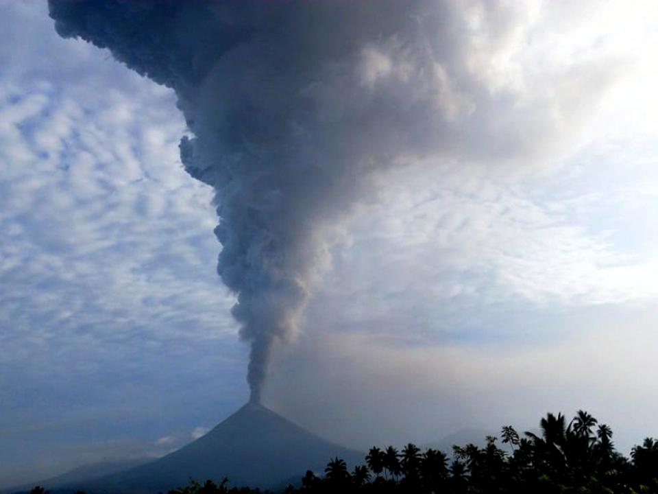 Indonesian volcano eruption sends ash 7,500 metres into sky