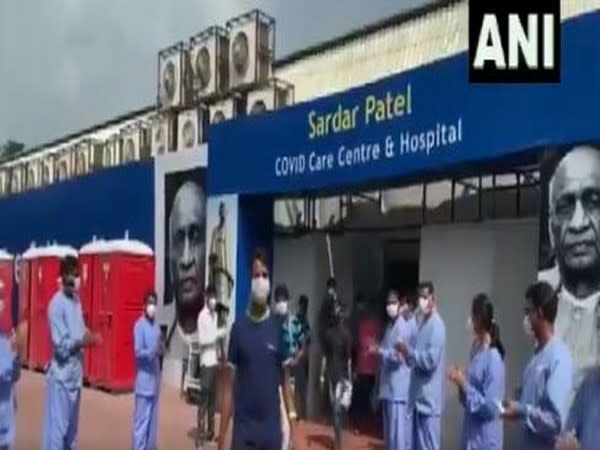 ITBP doctors and medical staff greeted discharged COVID-19 patients at Sardar Patel COVID Care Centre and Hospital, Radha Soami Satsang Beas in Chhatarpur.