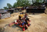 <p>Angehörige der Rohingya, einer muslimischen Ethnie aus Myanmar, waschen sich an einem Brunnen in einem Flüchtlingscamp in Cox’s Bazar, Bangladesch. (Bild: Mohammad Ponir/Reuters) </p>