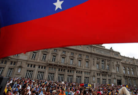 People gather in support of Venezuela's opposition leader Juan Guaido on Vatican Square in Buenos Aires, Argentina, January 23, 2019. REUTERS/Martin Acosta