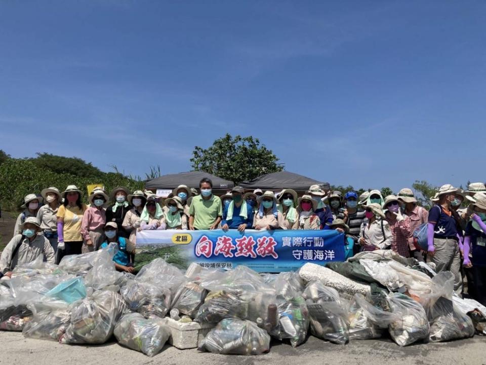 響應國際淨灘日，羅東林管處與林務局國家森林志工聯誼會攜手在加留沙埔保安林淨灘，撿拾350公斤垃圾。（羅東林管處提供）