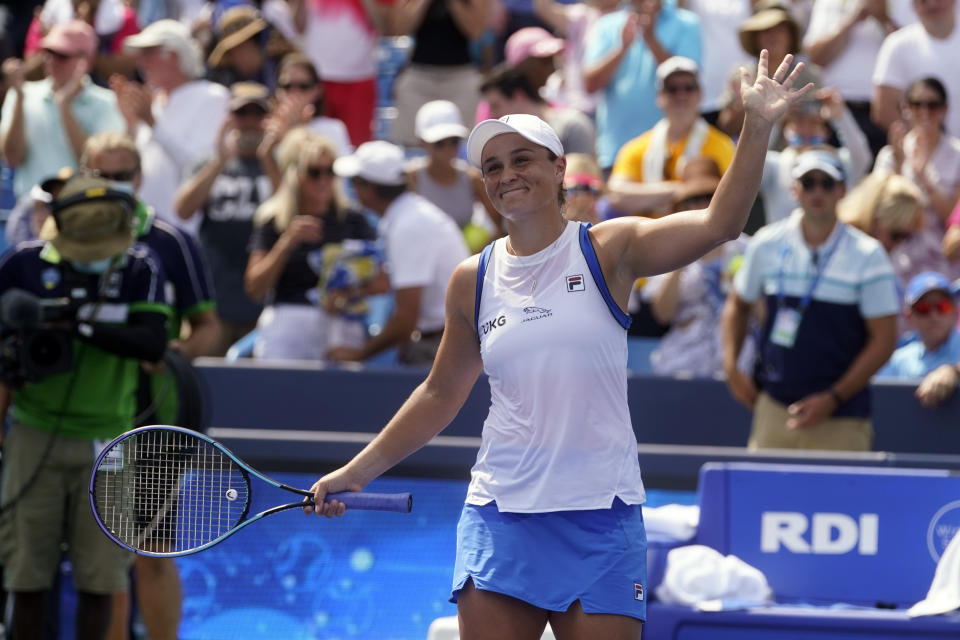 Ashleigh Barty, de Australia, reacciona después de derrotar a Jil Teichmann, de Suiza, en la final femenil del Abierto Western & Southern, torneo de tenis, el domingo 22 de agosto de 2021 en Mason, Ohio. (AP Foto/Darron Cummings)