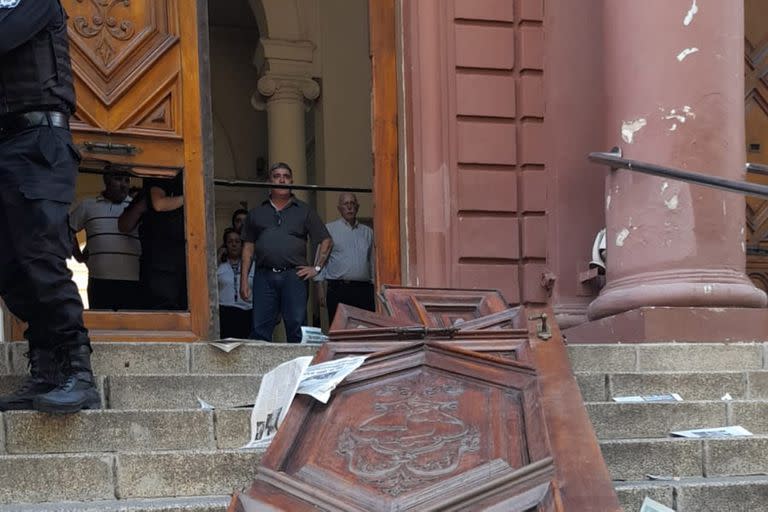 Estibadores portuarios de SUPA arrancaron la puerta y tomaron la municipalidad de Rosario