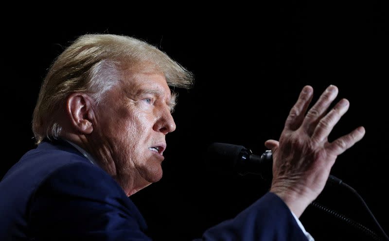 FOTO DE ARCHIVO: El candidato presidencial republicano y expresidente de Estados Unidos Donald Trump habla en el escenario durante un mitin de campaña esta noche en Richmond, Virginia