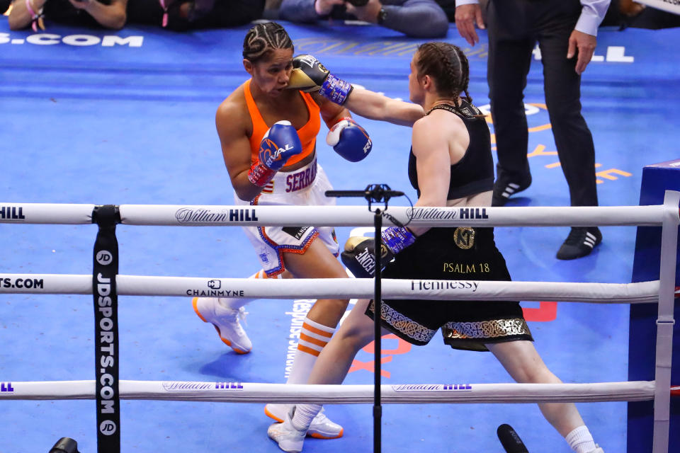 Katie Taylor de Irlanda (pantalones cortos negros) golpea a Amanda Serrano de Puerto Rico (blancos) durante su pelea por el campeonato mundial de peso ligero. Taylor ganaría por decisión dividida para seguir siendo la campeona mundial indiscutible de peso ligero y retener sus títulos de peso ligero de la AMB, CMB, FIB, OMB. Taylor y Serrano hicieron historia como las primeras luchadoras en encabezar un evento de boxeo en los 140 años de historia del lugar. (Foto: J. Yim/Getty Images)