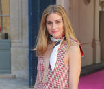 <p>Olivia Palermo, entre otras <em>influencers</em>, nos proponen darle un toque <em>chic</em> a nuestros estilismos con ayuda del pañuelo. (Foto: Gtres). </p>