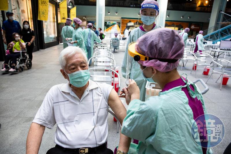 為鼓勵長者完全接種疫苗，6月底前施打疫苗的65歲以上長者及55歲以上原住民，均可免費獲得兩劑快篩試劑。（示意圖，本刊資料照）