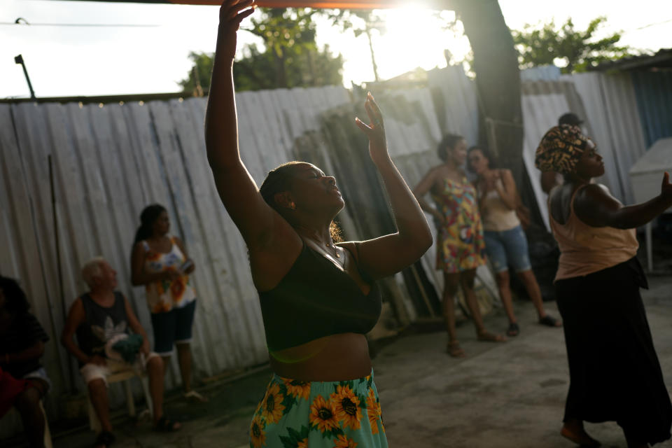 Integrantes de la escuela de samba Turma da Paz de Madureira ensayan en preparación para el Carnaval de Río, el sábado 4 de febrero de 2023 en Río de Janeiro, Brasil. La suya es la primera escuela femenina de samba de Río. (AP Foto/Silvia Izquierdo)