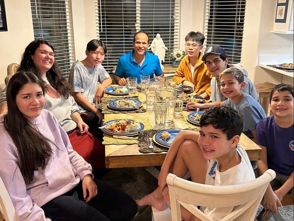 永平高中黃金琛同學(左三)與寄宿家庭中共進晚餐體驗美式日常生活
