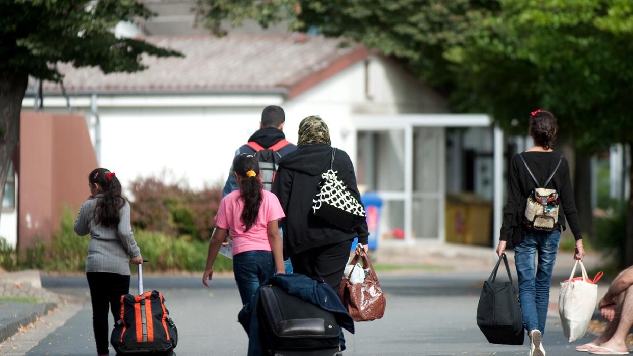 Flüchtlinge kommen in einer Flüchtlingsunterkunft an. In den Jahren 2015 und 2016 hatte Deutschland insgesamt mehr als 1,1 Millionen Asylsuchende aufgenommen.