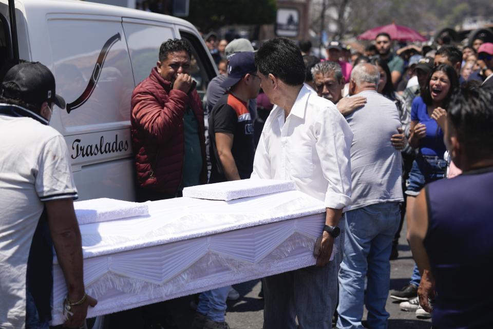 Trabajadores de la funeraria cargan el ataúd con los restos de de una niña de 8 años, en Taxco, México, el jueves 28 de marzo de 2024. El cuerpo de la menor, que desapareció el miércoles, fue encontrado en una carretera a las afueras de la ciudad el jueves. (AP Foto/Fernando Llano)