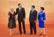 Montenegro's President Filip Vujanovic (2nd L) and his wife Svetlana (L) greet Chinese President Xi Jinping as his wife Peng Liyuan looks on during a reception for country leaders and officials at the Purple Palace, ahead of the 2014 Nanjing Youth Olympic Games opening ceremony, in Nanjing, August 16, 2014. REUTERS/Rolex Dela Pena/Pool