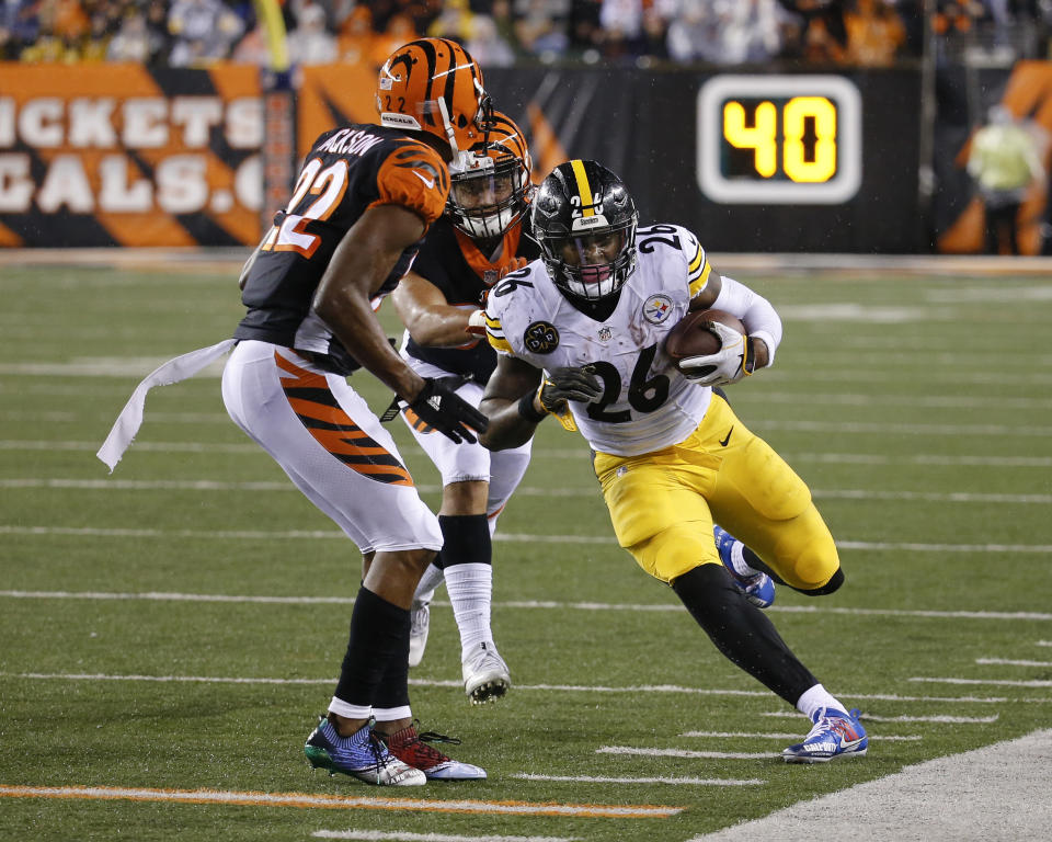 Pittsburgh Steelers running back Le'Veon Bell (26) saw the opening and ran with it, embarrassing Cincinnati Bengal William Jackson. (AP) 