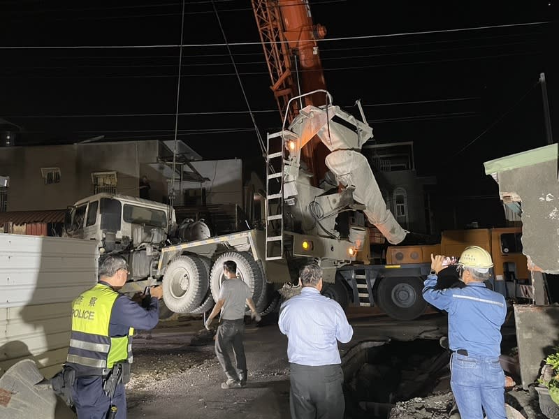 混凝土預拌車超重上路  高雄路竹遇路面塌陷 高雄市路竹區成功路面12日發生坍塌事故，一輛混凝 土預拌車陷落坑洞。經高雄市水利局及警方調查，事 故車輛超重約9噸。事發現場已透過吊車協助吊離車 身，預計13日進行箱涵頂版修復作業。 （高雄市政府水利局提供） 中央社記者張已亷傳真  113年3月12日 