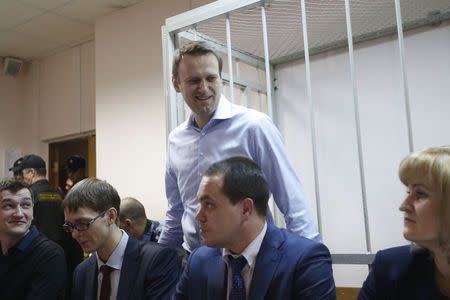 Russian opposition leader and anti-corruption blogger Alexei Navalny (C) arrives at a court hearing in Moscow December 19, 2014. REUTERS/Maxim Zmeyev