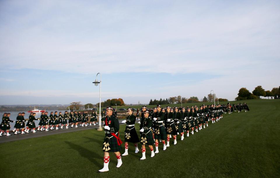 Soldiers march in formation during the funeral procession for Cpl. Nathan Cirillo in Hamilton, Ontario October 28, 2014. Corporal Nathan Cirillo, 24, was one of two soldiers killed in a pair of attacks police said were carried out independently by radical recent converts to Islam at a time when Canada's military is stepping up its involvement in air strikes against Islamic State militants in the Middle East. REUTERS/Mark Blinch (CANADA - Tags: POLITICS MILITARY CRIME LAW OBITUARY)