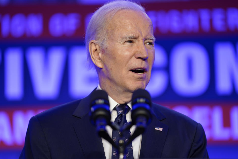 El presidente Joe Biden pronuncia un discurso ante la Conferencia Legislativa de la Asociación Internacional de Bomberos 2023, el lunes 6 de marzo de 2023, en Washington. (AP Foto/Evan Vucci)