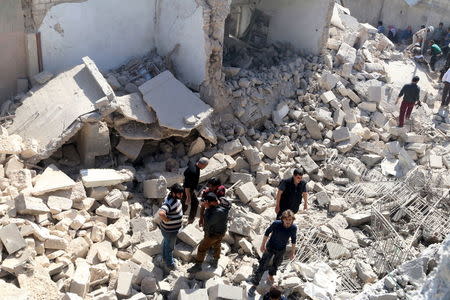 Residents look for survivors amidst the rubble after an airstrike on the rebel-held Old Aleppo, Syria April 16, 2016. REUTERS/Abdalrhman Ismail