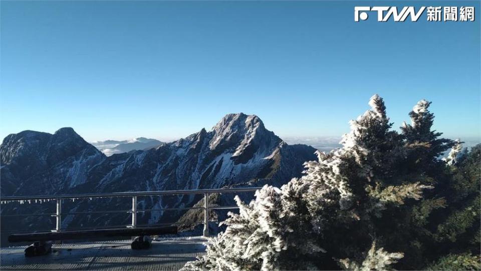 氣象署表示玉山今（3）日凌晨出現降雪景觀，氣象站氣溫零下7.9度。（圖／中央氣象署提供）