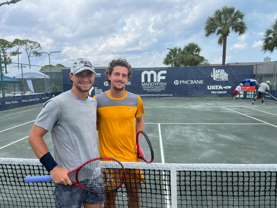 Duarte Vale (izquierda) y Jaycer Lyeons antes de comenzar su épica final Mardy Fish de tres horas y 18 minutos en el Vero Beach Tennis & Fitness Club el 29 de abril de 2023.