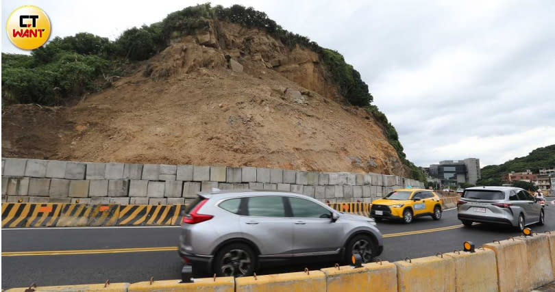 基隆台2線70公里處，在10日下午2點恢復雙向通車。（圖／黃鵬杰攝）