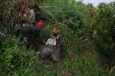 Women look for clay soil, which they use to make pottery near Kagorwa Pygmy camp on Idjwi island in the Democratic Republic of Congo, November 23, 2016. REUTERS/Therese Di Campo