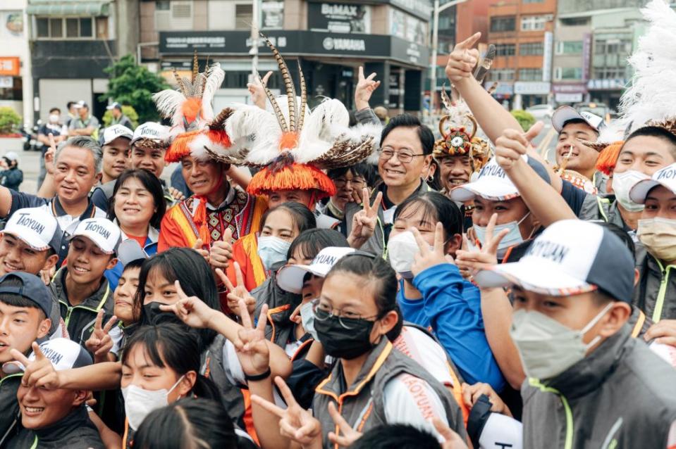 「一一二年全國原住民族運動會」授旗，張善政期勉桃市代表隊勇奪四連霸。（新聞處提供）