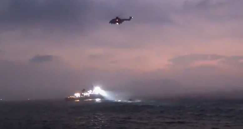 海巡署艦艇和空勤總隊直升機海空救援在海面上漂流的船員。（圖／海巡署提供）