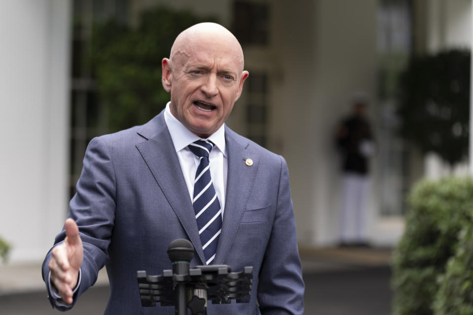 ARCHIVO - El senador Mark Kelly, demócrata por Arizona, habla sobre la frontera sur del país ante el Ala Oeste de la Casa Blanca, el martes 4 de junio de 2024 en Washington. (AP Foto/Manuel Balce Ceneta, Archivo)