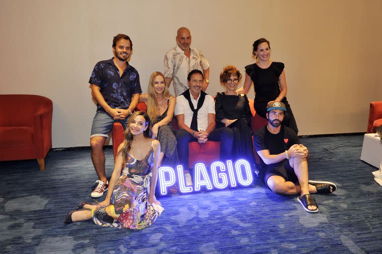 José María Muscari junto al elenco de su nueva obra, Plagio